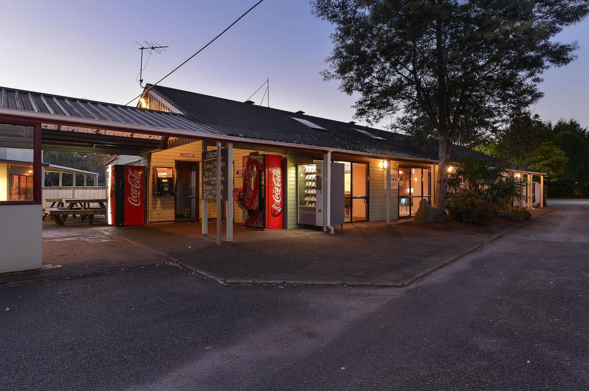 Smoke Lake Hot Springs Lodge & Camp 罗托鲁阿 外观 照片