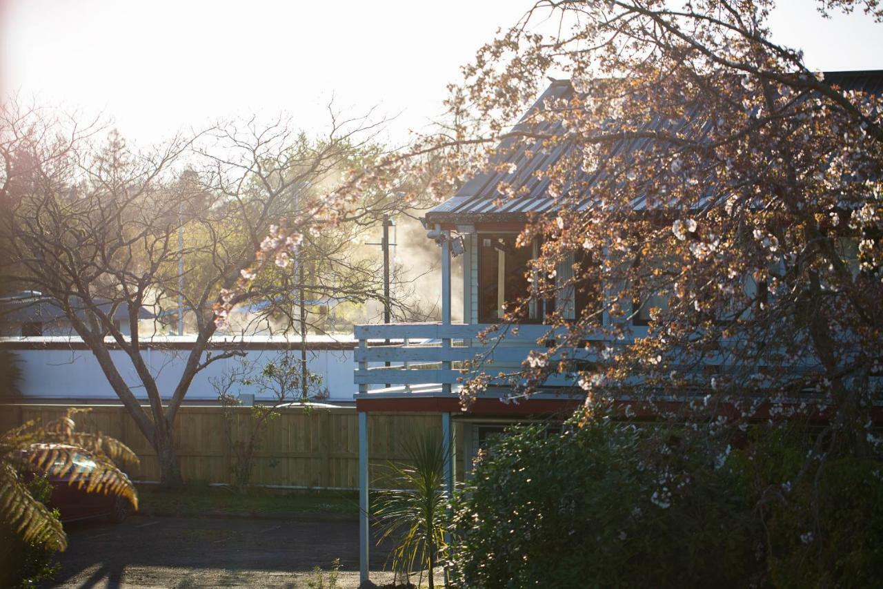 Smoke Lake Hot Springs Lodge & Camp 罗托鲁阿 外观 照片